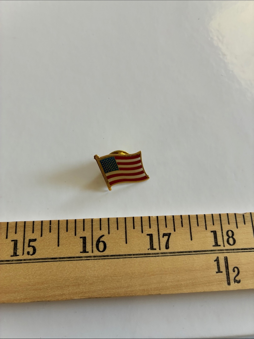 Source Unknown Gold-Tone American Flag Enamel Lapel Pin - Red, White, Blue